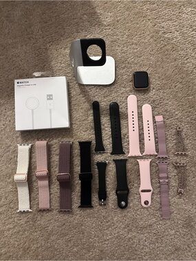 Apple Smartwatch 40 mm Series 4 Bundle with Charger, Stand and Assorted Bands